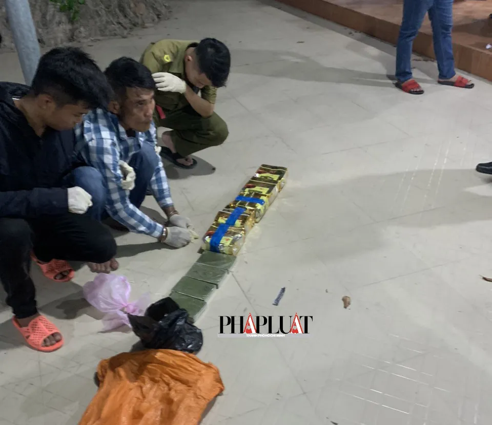 Lực lượng chức năng tiến hành khám xét thu giữ nhiều gói ma túy đá, heroin.