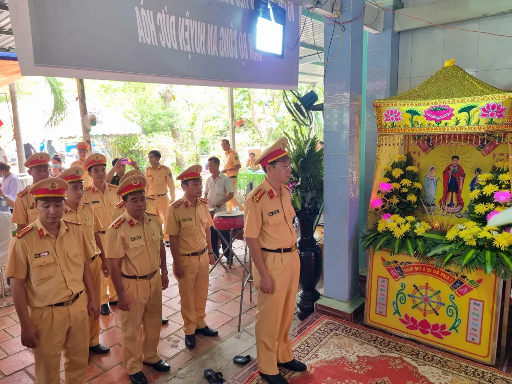 Thượng tá Đinh Thế Anh dẫn đầu đoàn Cục CSGT viếng thiếu tá Nguyễn Xuân Hào. Ảnh: HD Thượng tá Đinh Thế Anh dẫn đầu đoàn Cục CSGT viếng thiếu tá Nguyễn Xuân Hào. Ảnh: HD