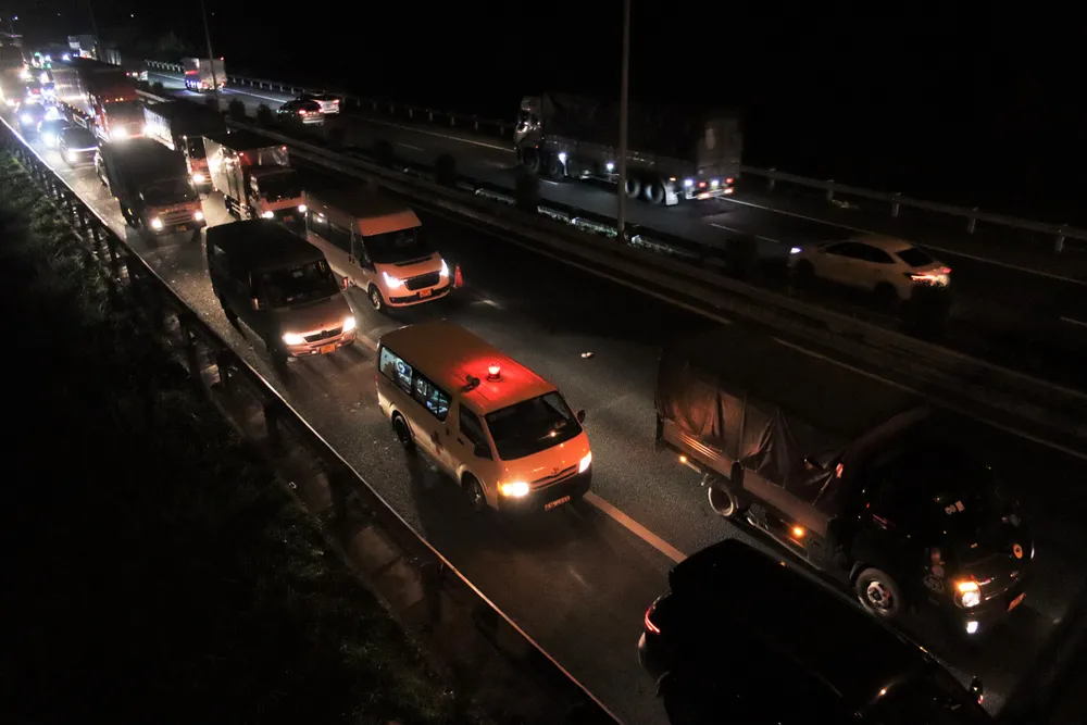 Cao tốc TP.HCM - Trung Lương đoạn qua km32 ùn ứ kéo dài hơn 5km. Ảnh: HUỲNH DU