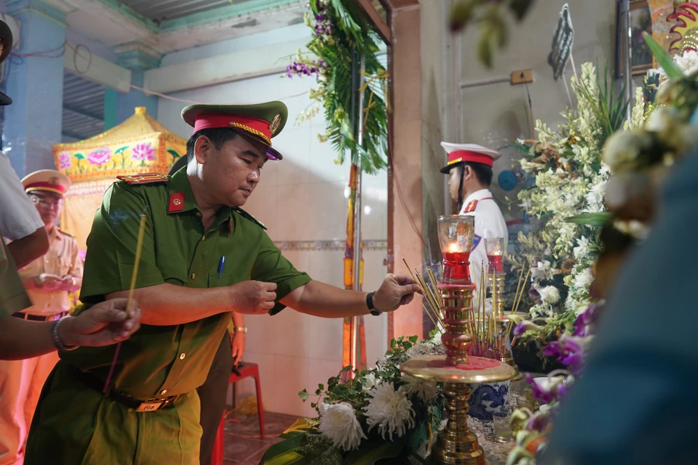 Đồng đội chào tiễn biệt Trung tá Nguyễn Xuân Hào.