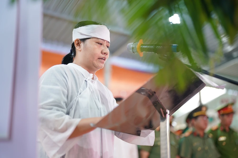 Chị Trần Thị Phương (vợ anh Hào) xúc động đọc lời cảm tạ.