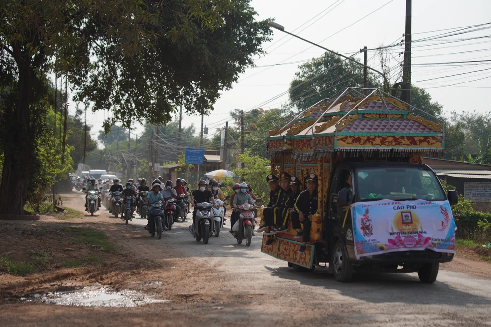Dòng người đưa tiễn Trung tá Nguyễn Xuân Hào về nơi an nghỉ cuối cùng.