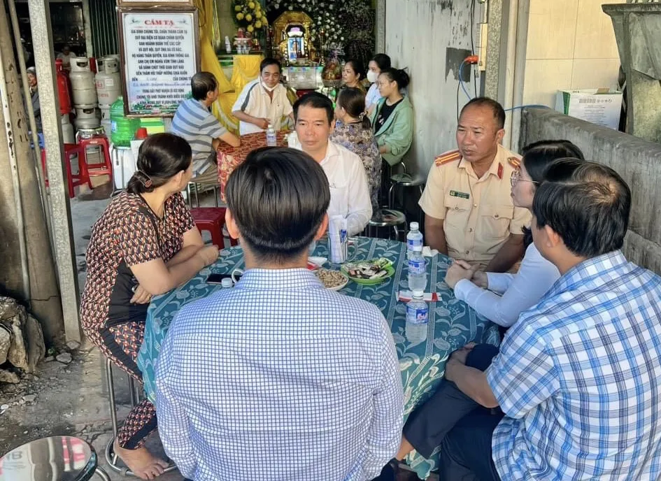 Lãnh đạo UBND huyện Đức Hòa thăm hỏi, động viên gia đình nạn nhân tử vong trong vụ tông xe trên ĐT 824. Ảnh: CTV Lãnh đạo UBND huyện Đức Hòa thăm hỏi, động viên gia đình nạn nhân tử vong trong vụ tông xe trên ĐT 824. Ảnh: CTV