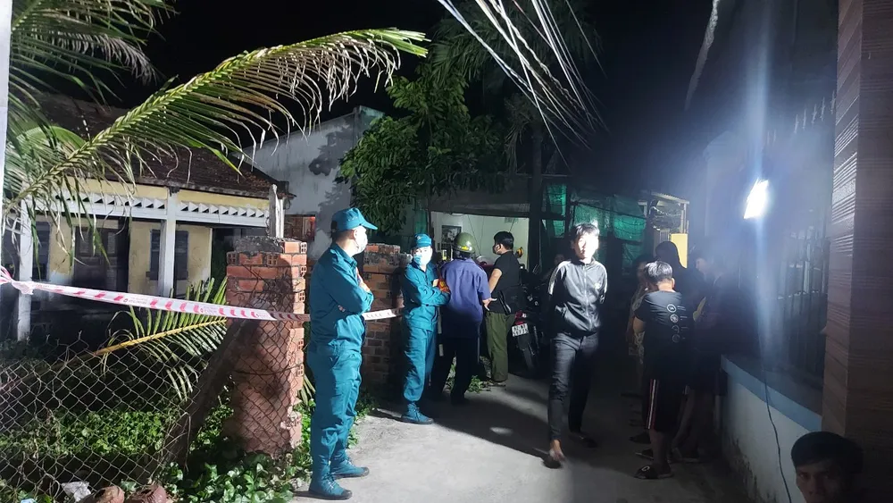 Lực lượng chức năng đang phong tỏa và bảo vệ hiện trường. Ảnh: LÊ DUY