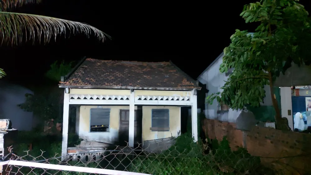 Căn nhà hoang được người dân phát hiện thi thể đã phân hủy. Ảnh: LÊ DUY