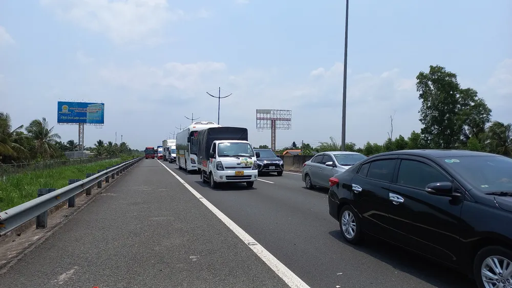 Giao thông ùn ứ kéo dài trên cao tốc TP.HCM - Trung Lương. Ảnh: KIM HƯỚNG Giao thông ùn ứ kéo dài trên cao tốc TP.HCM - Trung Lương. Ảnh: KIM HƯỚNG