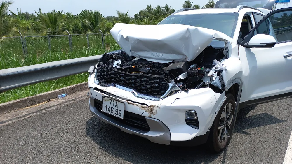 Phương tiện hư hỏng nặng sau vụ tai nạn. Ảnh: KIM HƯỚNG Phương tiện hư hỏng nặng sau vụ tai nạn. Ảnh: KIM HƯỚNG