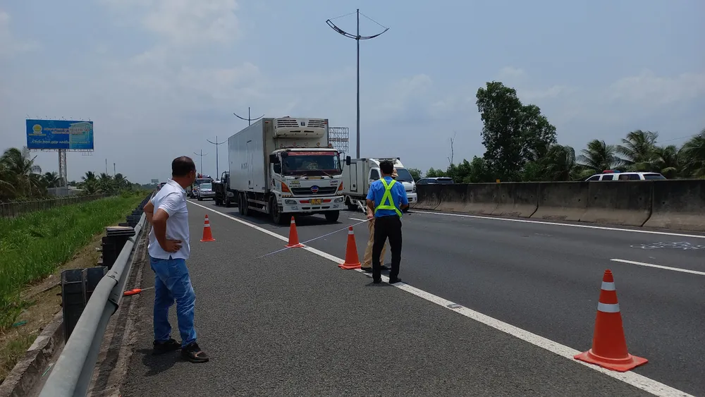 Lực lượng chức năng nhanh chóng có mặt tại hiện trường điều tra nguyên nhân vụ tai nạn. Ảnh: KIM HƯỚNG Lực lượng chức năng nhanh chóng có mặt tại hiện trường điều tra nguyên nhân vụ tai nạn. Ảnh: KIM HƯỚNG