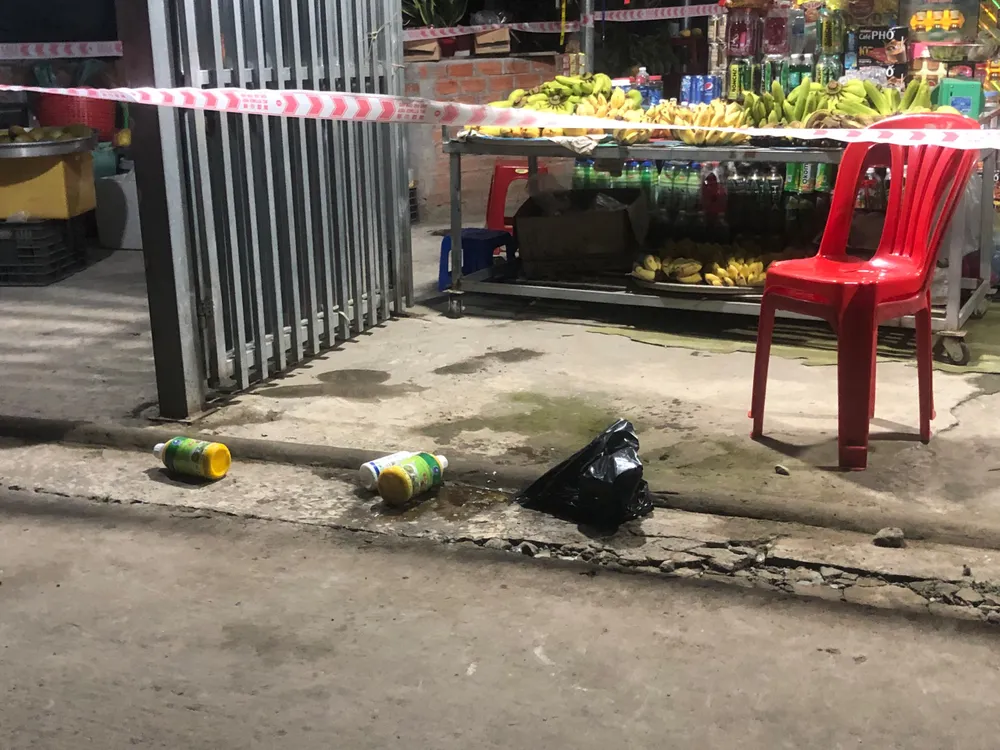 3 chai thuốc Tuấn mang theo còn để lại hiện trường.Ảnh: HUỲNH DU 3 chai thuốc Tuấn mang theo còn để lại hiện trường.Ảnh: HUỲNH DU