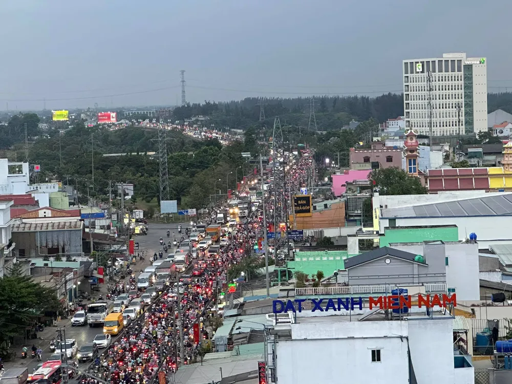 Dòng người đổ về miền Tây chiều ngày 28-4. Ảnh: CTV