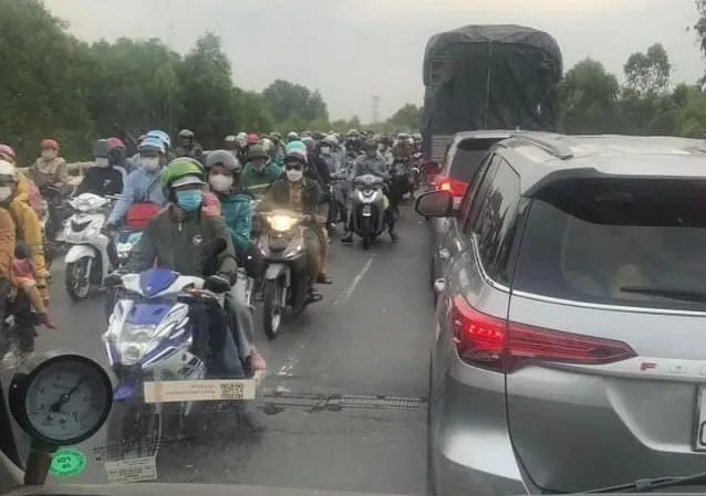 5h30 sáng 29-4, dòng người vẫn chen nhau di chuyển trên trên quốc lộ N2 về miền Tây. Ảnh: CTV