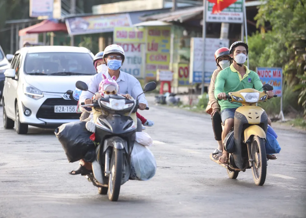 Nhiều gia đình chở theo con nhỏ, lỉnh kỉnh đồ đạc quay trở lại TP.HCM. Ảnh: HUỲNH DU