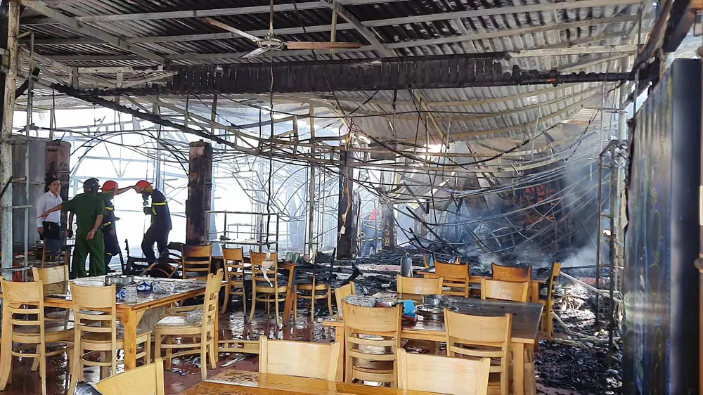Ngọn lửa bùng phát lan ra diện rộng và thiêu rụi nhiều đồ vật trong quán. Ảnh: KIM HƯỚNG