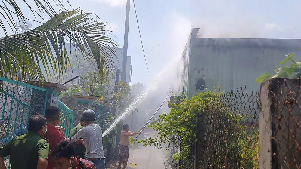 Khoảng 10h30 cùng ngày, ngọn lửa cơ bản được khống chế. Ảnh: KIM HƯỚNG