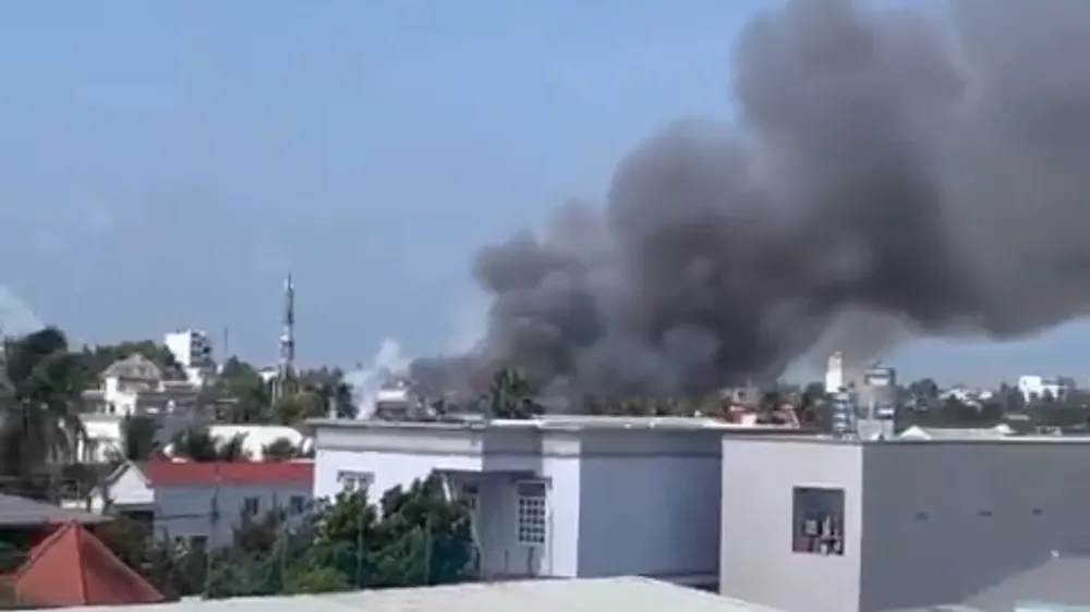 Khói bốc lên cao cả 1 vùng trời gần khu vực xảy ra đám cháy. Ảnh: KIM HƯỚNG