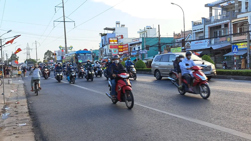 Lưu lượng xe trên quốc lộ 1 qua địa phận Tiền Giang đông không xảy ra kẹt xe. Ảnh: KH