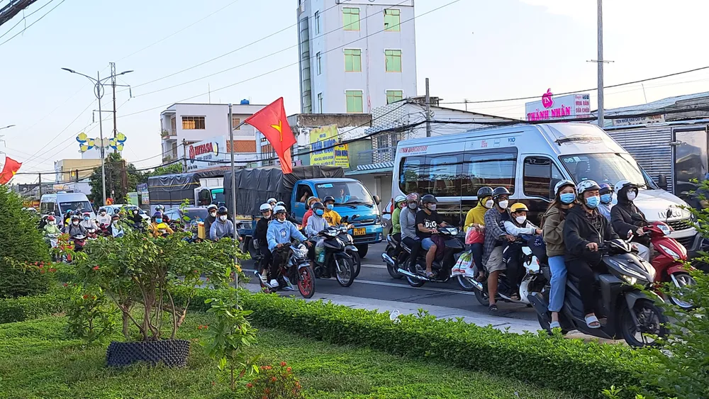 Dòng người từ miền Tây hướng về TP.HCM trên quốc lộ 1 thuộc địa phận Châu Thành, Tiền Giang. Ảnh: KIM HƯỚNG