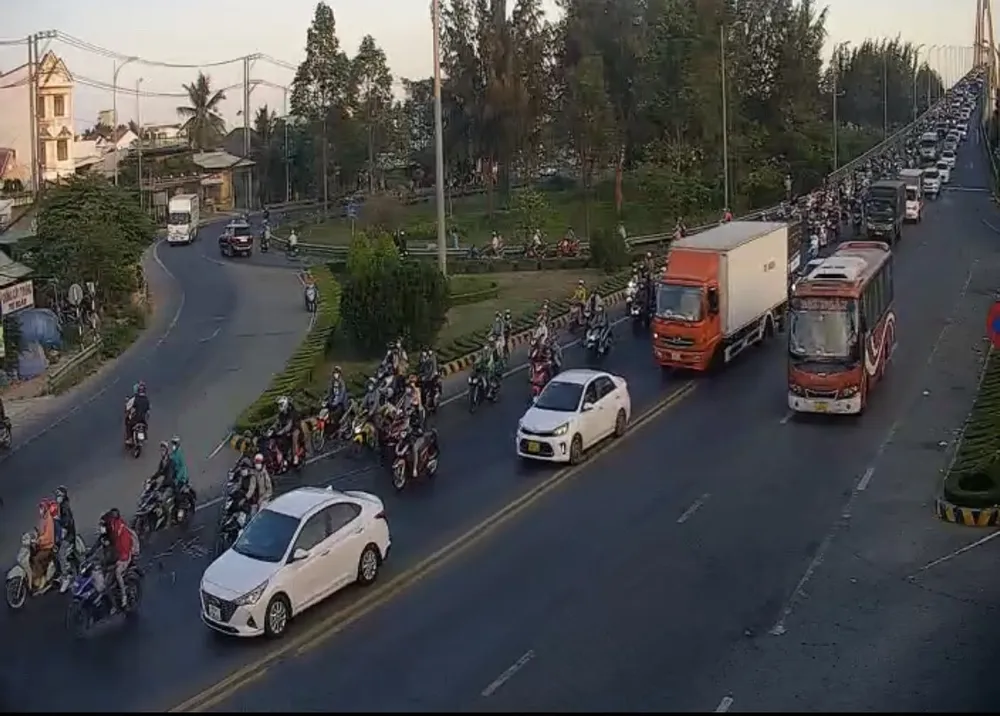 CSGT tham gia điều tiết giao thông tại cầu Rạch Miễu chiều 2-5 cho hướng một chiều từ Bến Tre qua Tiền Giang. Ảnh: CTV