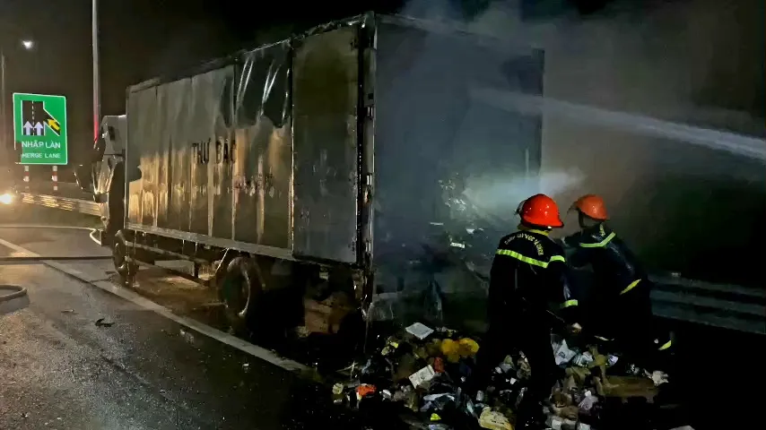 Xe thư báo bốc cháy trên cao tốc Trung Lương - Mỹ Thuận