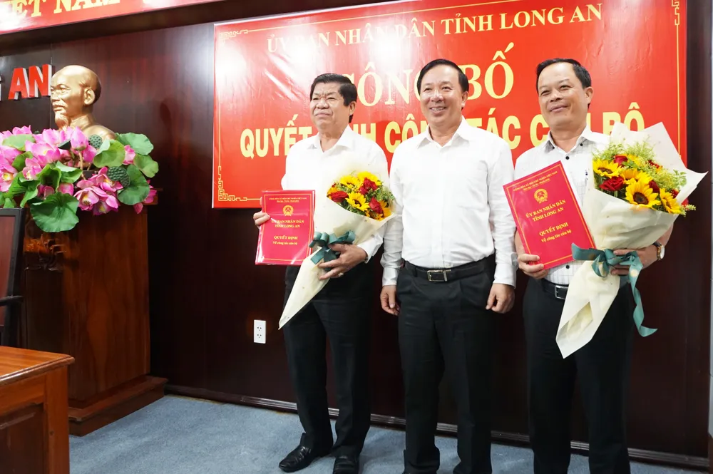 Chủ tịch UBND tỉnh Nguyễn Văn Út trao quyết định cho ông Trần Văn Tươi (bìa trái) và ông Lê Thành Út. Ảnh: CTV