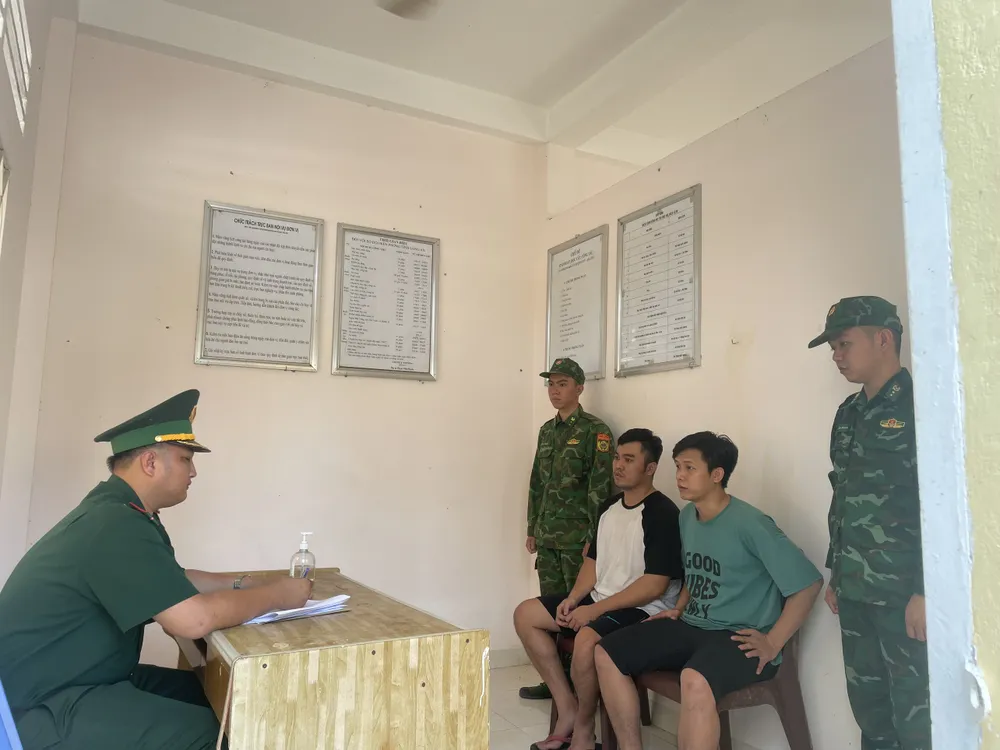 Nguyễn Trần Duy Khánh và Lê Nguyễn Thiện Tân tại đồn Biên phòng cửa khẩu Mỹ Quý Tây