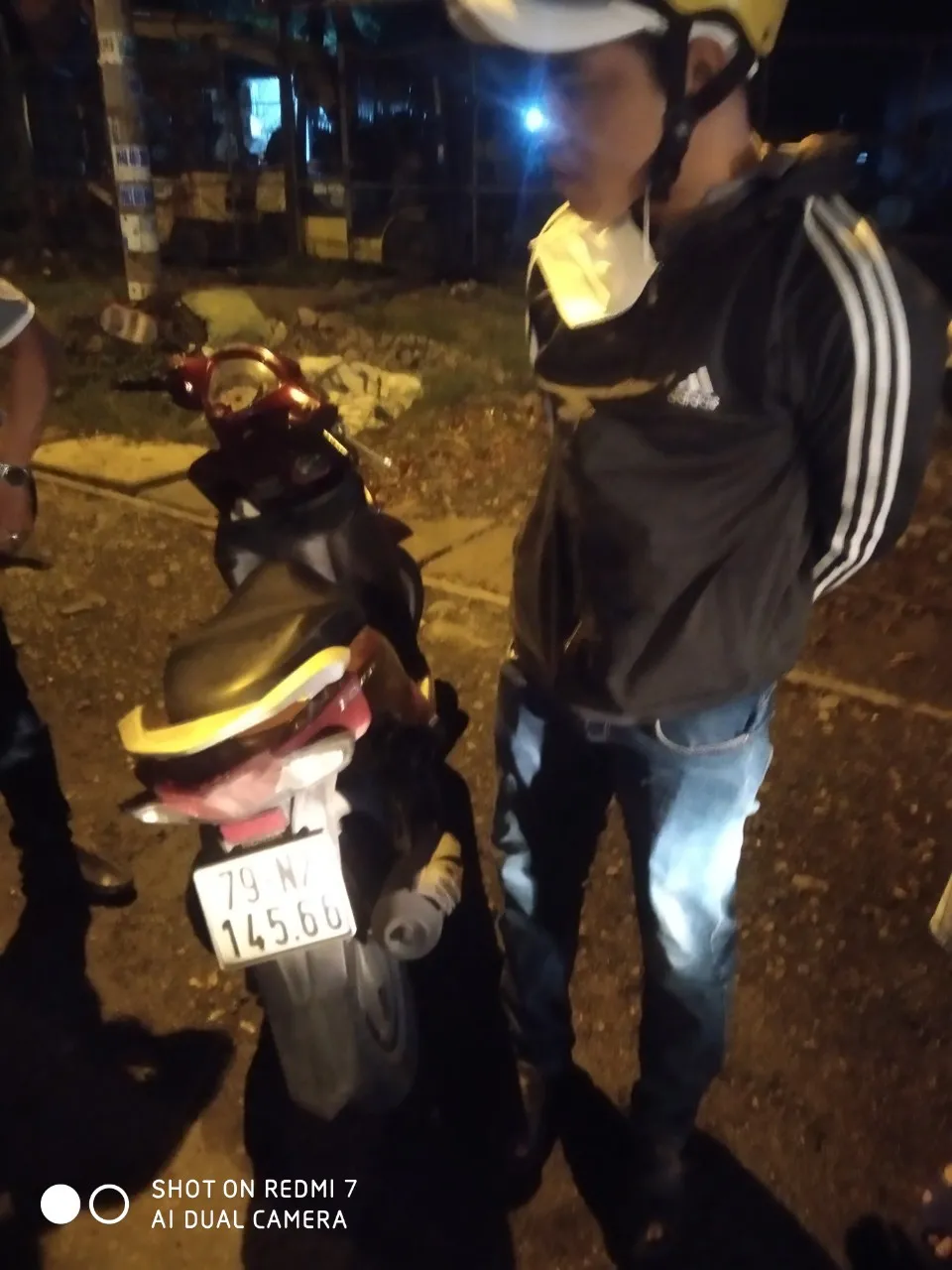 Hồ Văn Quốc bị bắt giữ cùng tang vật. Ảnh: CA Hồ Văn Quốc bị bắt giữ cùng tang vật. Ảnh: CA