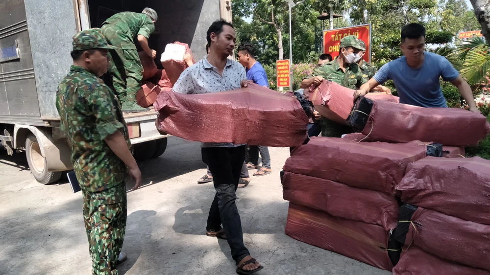 Lực lượng chức năng thu giữ 57.100 bao thuốc lá lậu trong chuyên án ngày 24-4