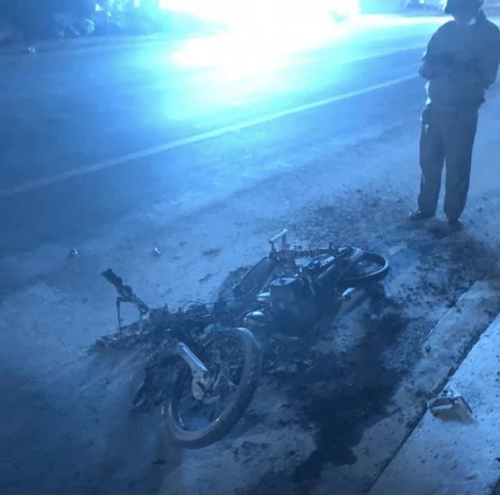 Hiện trường chiếc xe máy đã hoàn toàn bị thiêu rụi. Ảnh: CTV