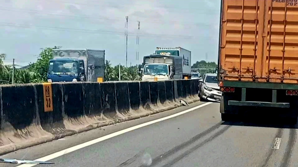 Va chạm xe đầu kéo với ô tô con trên cao tốc TP.HCM - Trung Lương