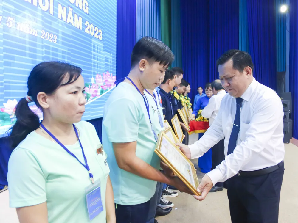 Phó chủ tịch UBND tỉnh - Huỳnh Văn Sơn trao tặng bằng khen cho công nhân, lao động có thành tích xuất sắc trong năm 2023. Ảnh: HUỲNH DU Phó chủ tịch UBND tỉnh - Huỳnh Văn Sơn trao tặng bằng khen cho công nhân, lao động có thành tích xuất sắc trong năm 2023. Ảnh: HUỲNH DU