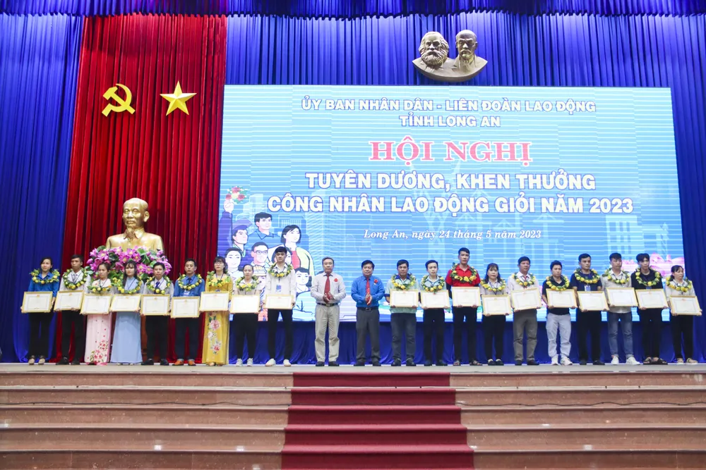 Các cá nhân, tập thể được nhận bằng khen của UBND tỉnh tại hội nghị. Ảnh: HUỲNH DU Các cá nhân, tập thể được nhận bằng khen của UBND tỉnh tại hội nghị. Ảnh: HUỲNH DU