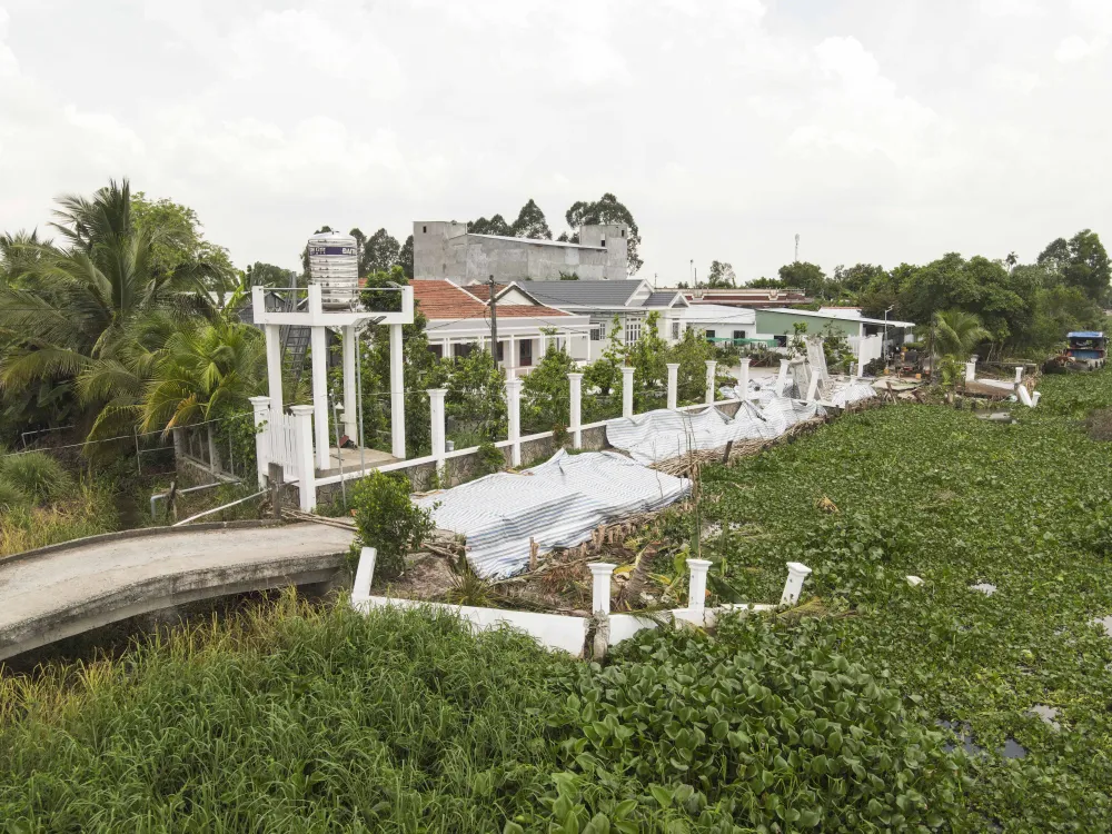 Khu vực sạt lở đang được tiến hành khảo sát, dự toán để khắc phục. Ảnh: HUỲNH DU