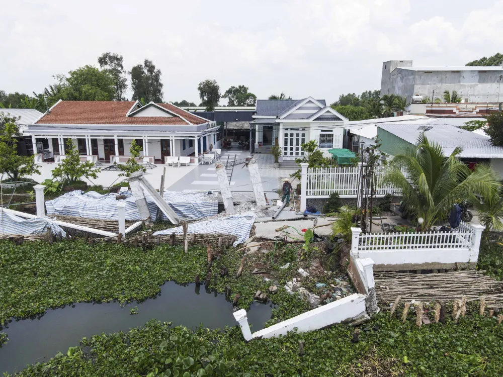 Khu vực sạt lở tuyến đường giao thông trên 50m tại xã Thủy Đông, huyện Thạnh Hóa. Ảnh: HD