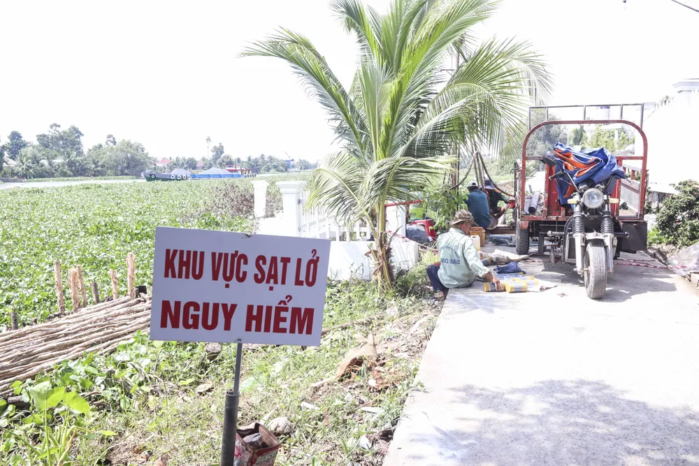 Khu vực sạt lở có 4 công nhân đang tiến hành khoan thăm dò địa chất. Ảnh: HUỲNH DU