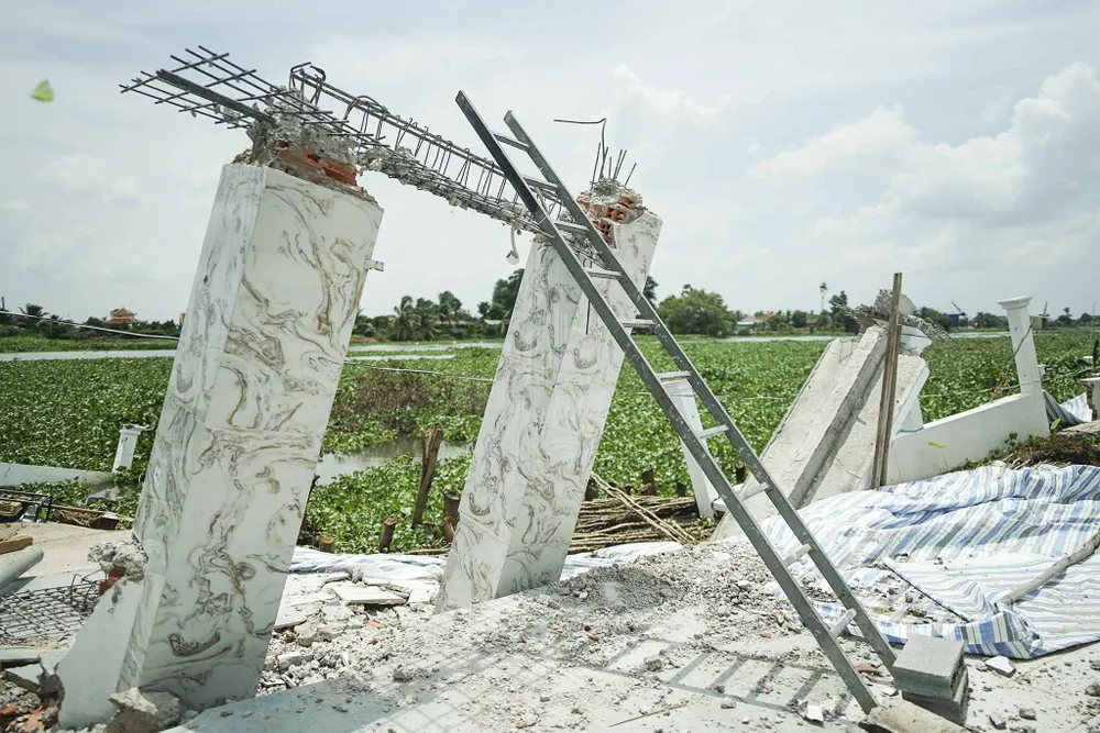 Hàng rào tường, cổng rào nhà bà Lê Thị Thủy bị sụp đổ hoàn toàn. Ảnh: HUỲNH DU