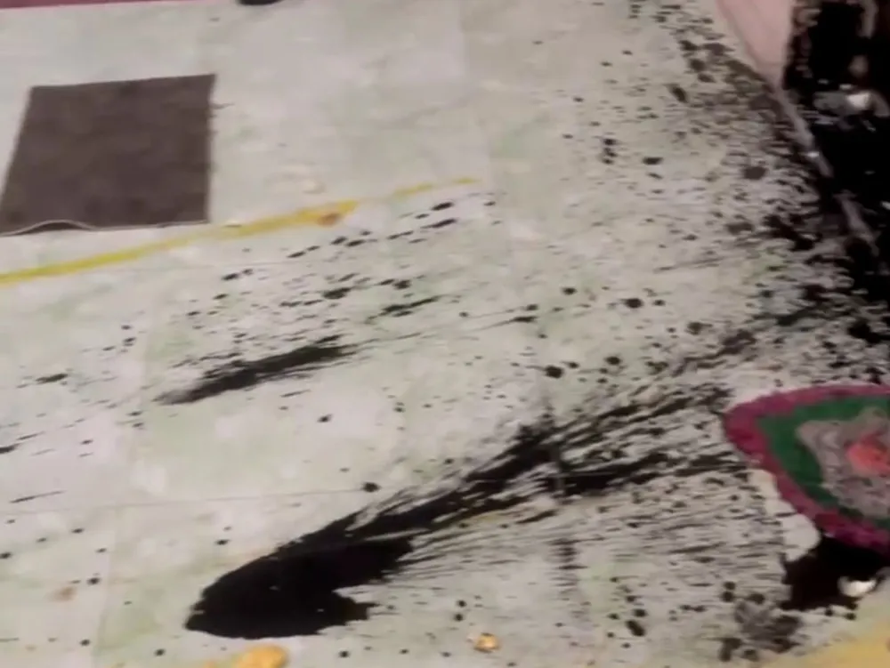 Cửa nhà chị T bị ném nhớt, trứng thối.. đầy vết bẩn. Ảnh: CTV