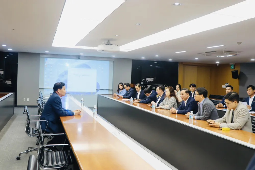 Đoàn công tác tỉnh Long An làm việc với Chủ tịch Tập đoàn tài chính JB. Ảnh: Trường Giang