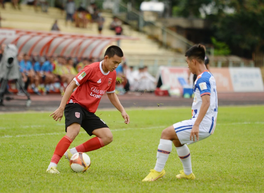 Đội Long An đã tràn lên tấn công và có bàn thắng sớm ở phút thứ 7. Ảnh : ANH TUẤN
