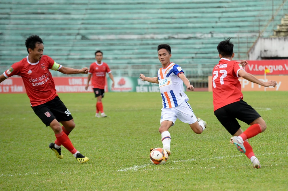Bà Rịa Vũng Tàu vùng lên mạnh mẽ trong hiệp 2 nhưng đành chấp nhận thua 0-1 trước chủ nhà Long An. Ảnh: ANH TUẤN
