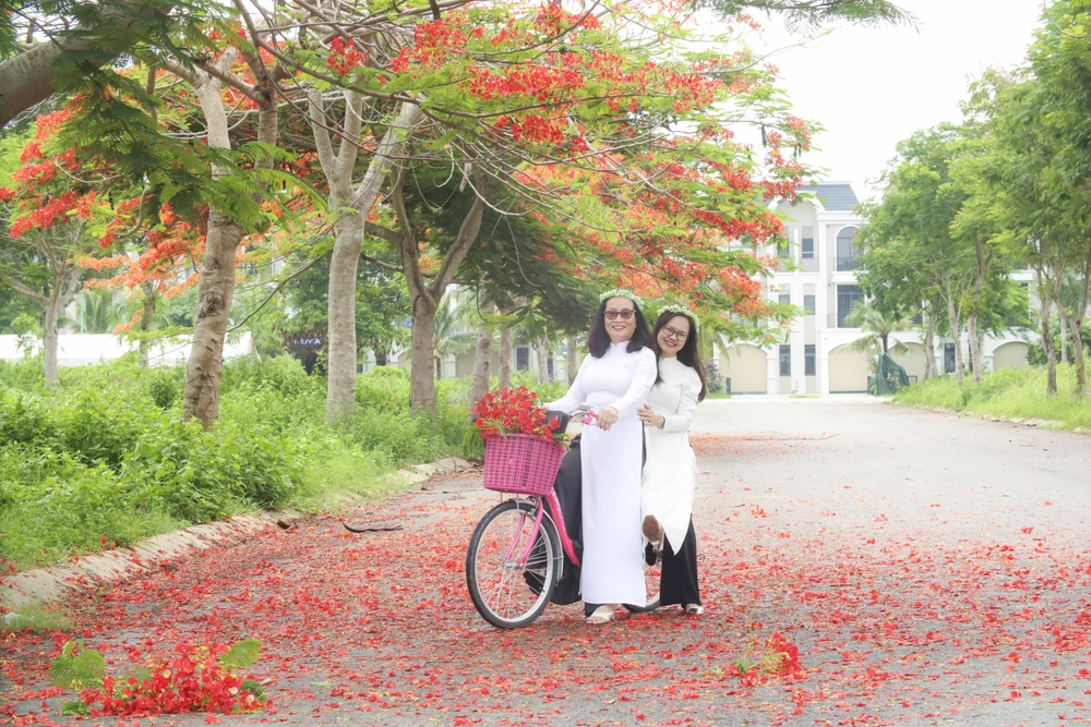 Chị Phan Thị Hồng Nhung rất thích khi được trở lại tuổi học trò, lưu khoảnh khắc dưới hàng cây phượng.