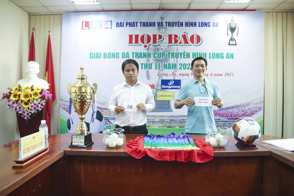 Đại diện các đội bóng bốc thăm chia bảng. Ảnh: HD