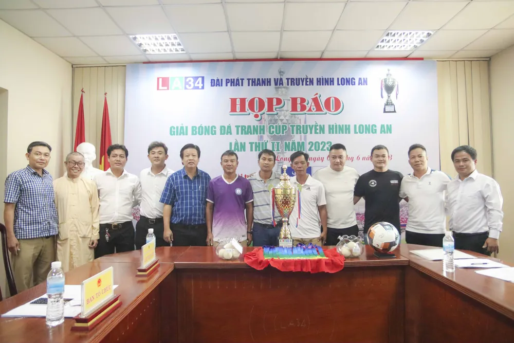 Ban Tổ chức cùng đại diện 7 đội bóng tại buổi họp báo. Ảnh: HD