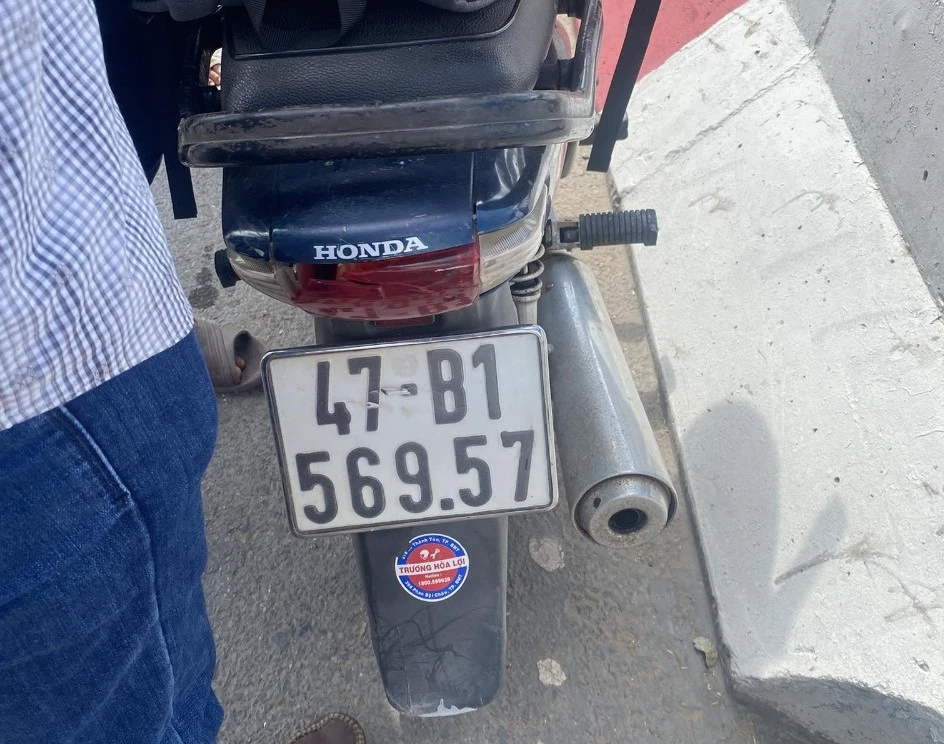 Hiện trường chiếc xe máy để lại trên cầu. Ảnh: CTV