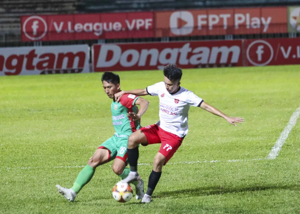 Các cầu thủ Bình Phước đã nỗ lực tấn công và có bàn thắng san bằng cách biệt 1-1 ở phút 34. Ảnh: HD Các cầu thủ Bình Phước đã nỗ lực tấn công và có bàn thắng san bằng cách biệt 1-1 ở phút 34. Ảnh: HD