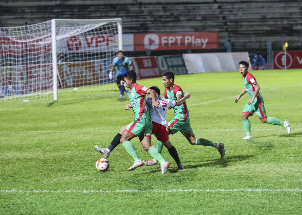 Các cầu thủ Bình Phước đã nỗ lực thi đấu ở những phút cuối trận đấu. Ảnh: HD Các cầu thủ Bình Phước đã nỗ lực thi đấu ở những phút cuối trận đấu. Ảnh: HD