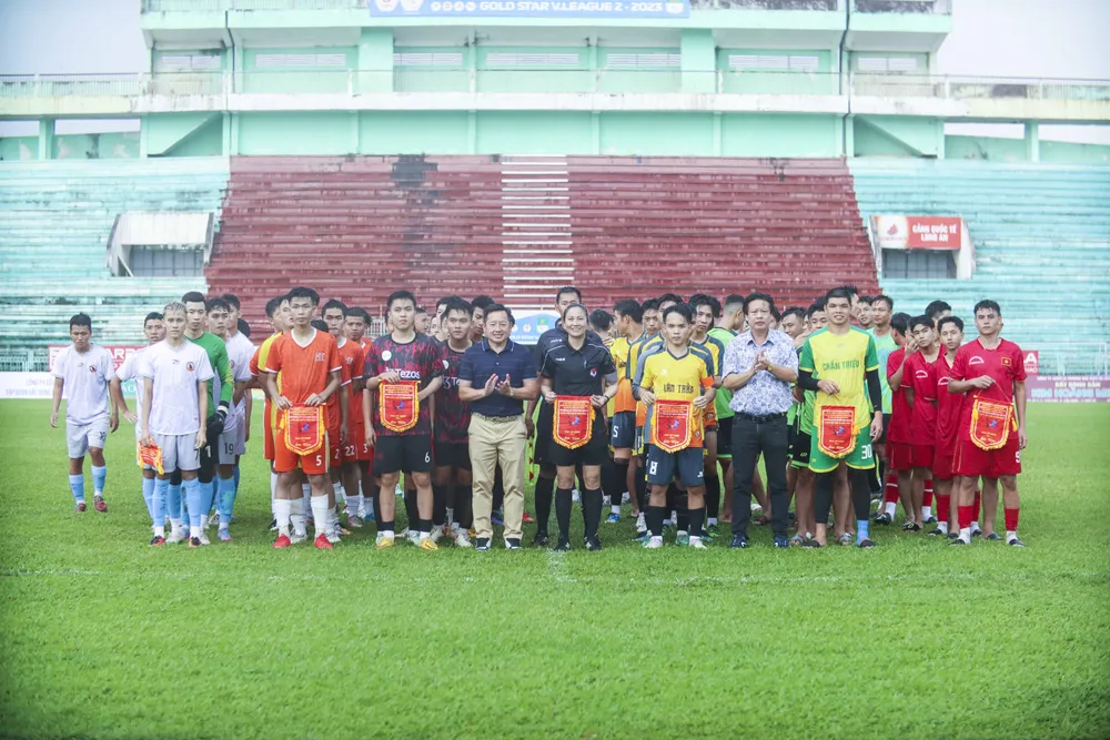 Ban tổ chức trao cờ lưu niệm cho 7 đội bóng tham dự giải. Ảnh: HUỲNH DU Ban tổ chức trao cờ lưu niệm cho 7 đội bóng tham dự giải. Ảnh: HUỲNH DU