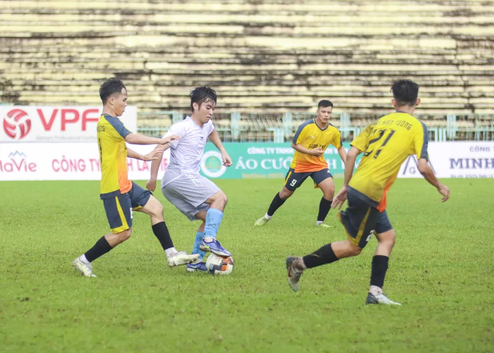 Các cầu thủ Cần Giuộc ( áo xám trắng) đã có chiến thắng 5-1 trước Kiến Tường. Ảnh: HD Các cầu thủ Cần Giuộc ( áo xám trắng) đã có chiến thắng 5-1 trước Kiến Tường. Ảnh: HD