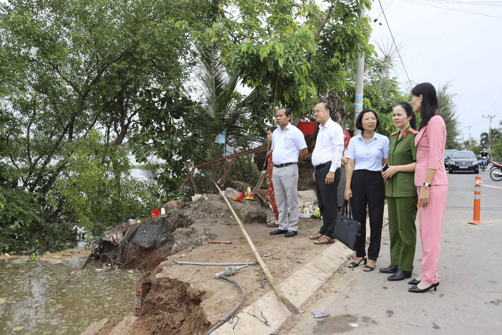 Lãnh đạo huyện Cần Giuộc đến hiện trường vụ sạt lở. Ảnh: THÀNH PHÁT Lãnh đạo huyện Cần Giuộc đến hiện trường vụ sạt lở. Ảnh: THÀNH PHÁT