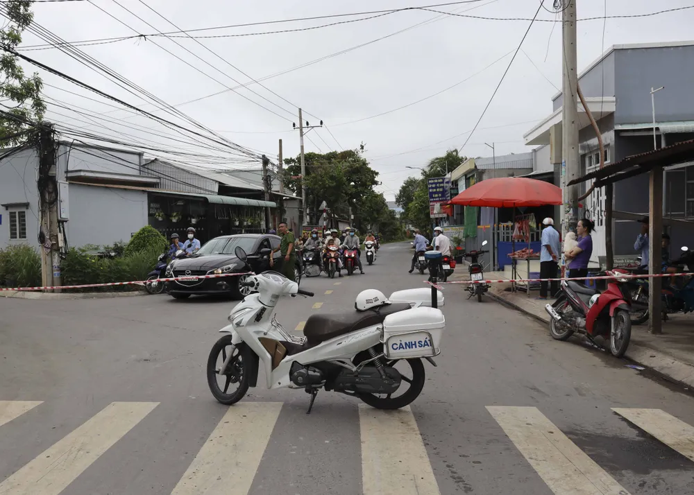 Các lực lượng chức năng huyện Cần Giuộc tiến hành bảo vệ hiện trường, nỗ lực trục vớt tài sản của người dân. Ảnh: THÀNH PHÁT Các lực lượng chức năng huyện Cần Giuộc tiến hành bảo vệ hiện trường, nỗ lực trục vớt tài sản của người dân. Ảnh: THÀNH PHÁT