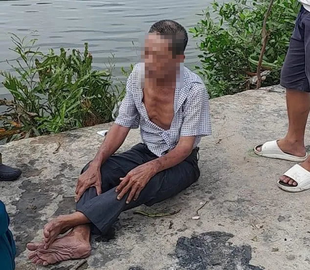 Ông H được anh Thịnh cứu sống đưa vào bờ. Ảnh: CTV Ông H được anh Thịnh cứu sống đưa vào bờ. Ảnh: CTV